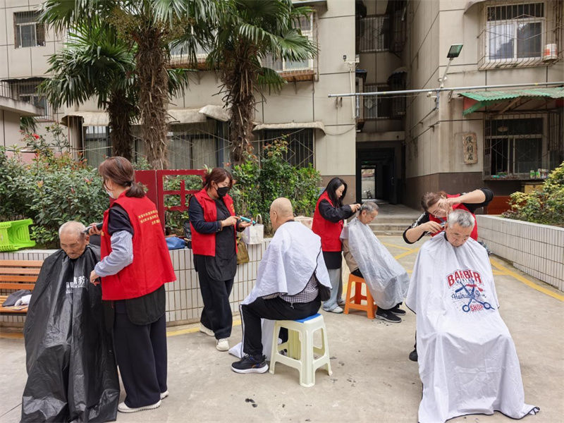 便民活动进院落 大厦服务零距离 --人民大厦联合西一路广场社区共同开展“共享幸福池”便民志愿服务活动