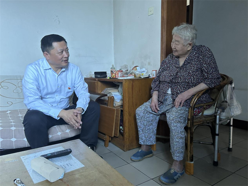 人民大厦党委开展“七一”走访慰问活动